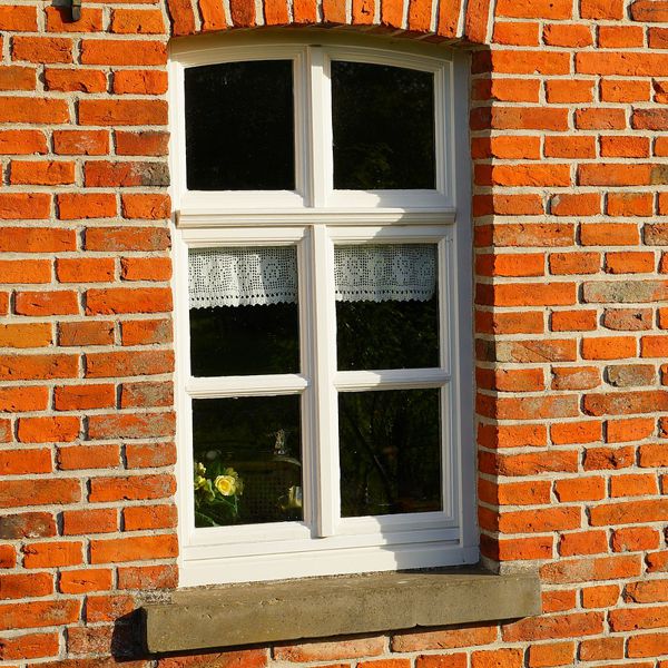 Fenster & Türen::<ul> <li>Holz- und Kunststofffenster ></li> <li>Haustüren</li> <li>Innentüren></li> <li>Ganzglastüren</li> <li>Schiebetüren</li> <li>Reparaturarbeiten></li> <li>u.v.m.</li> </ul> fensterteaser